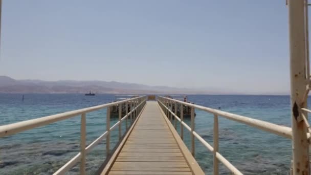 Färgsprakande solnedgång på en offentlig strand Eilat — Stockvideo