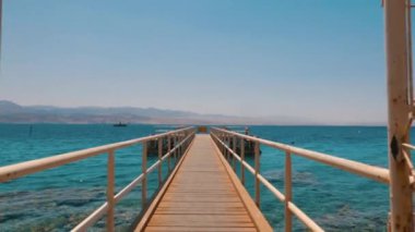 Renkli bir genel beach, Eilat - ünlü tatil ve eğlence İsrail şehirde günbatımında