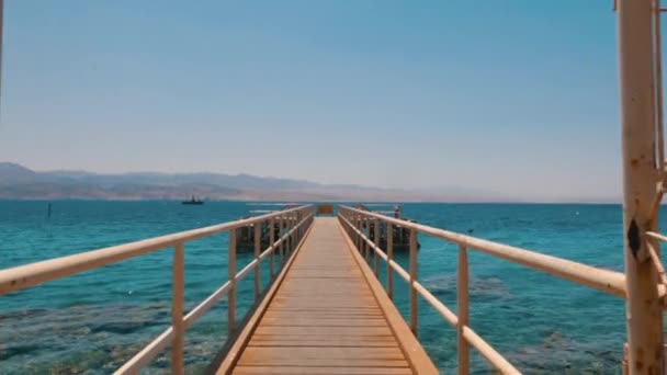 Красочный закат на общественном пляже Эйлата - известного курортного и рекреационного города Израиля — стоковое видео