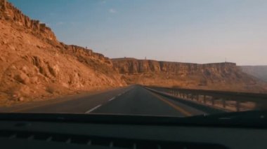 Dağ götürmek. POV bir ağaç üzerinde bir dağ yol aracılığıyla sürücüler açısından karayolu açık mavi gökyüzü ve güneş ışığı patlama ile kaplı.