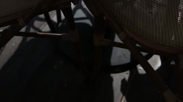 Стіл в ресторані біля моря — стокове відео