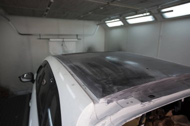 Araba vücut boyama boyama odasında önce zımparalama primer çalışarak kazadan sonra çalışma.