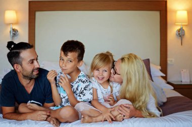 mutlu bir aile eğleniyor birlikte bir yatakta yatarken