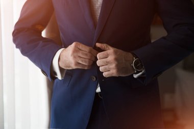 İşadamı düğmeleri onun ceket, eller yakın çekim, soyunma düzeltir, Stil, kollu, düzeltme mans düğün için hazırlanıyor