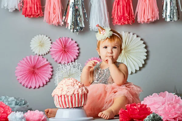 Cute baby eating the birthday cake — Stock Photo, Image