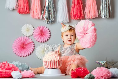 Bir yıl eski doğum günü portreleri ile şut kek