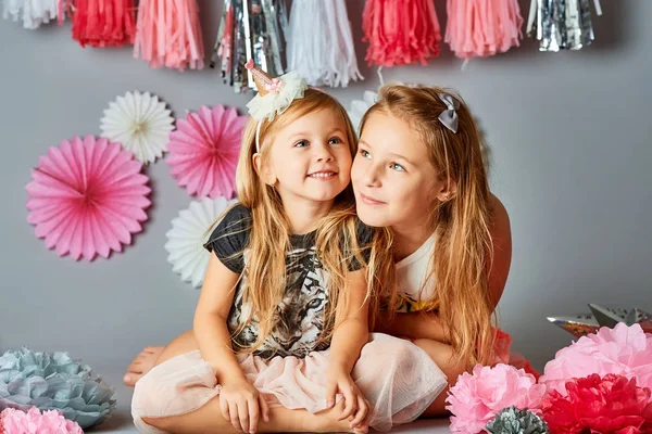 Duas jovens irmãs bonitas posando juntas em um estúdio — Fotografia de Stock