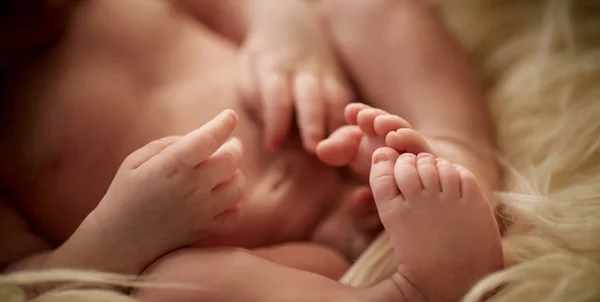 Az újszülött baba lábát zár-megjelöl. — Stock Fotó