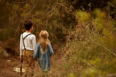 Kız ve erkek kardeşim sonbahar yol