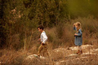 Kız ve erkek kardeşim sonbahar yol