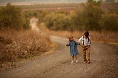 Kız ve erkek kardeşim sonbahar yol