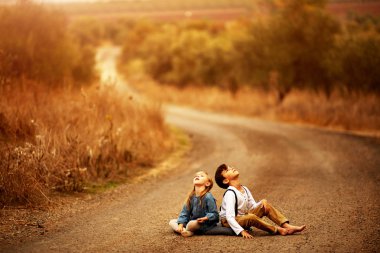 Çocuk ile düşen yapraklar akşamları oyun.