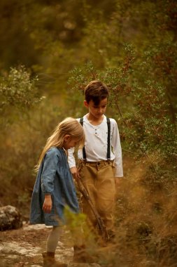 Kız ve erkek kardeşim sonbahar yol
