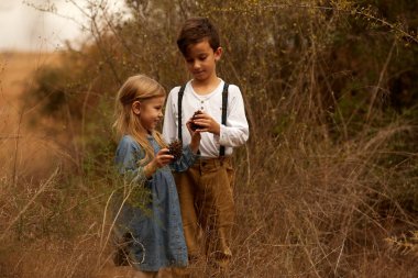 Kız ve erkek kardeşim sonbahar yol
