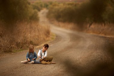Kız ve erkek kardeşim sonbahar yol