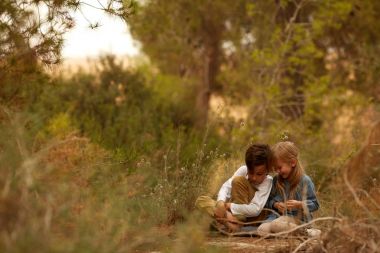 küçük erkek ve kız sonbahar sonbahar yaprak oynamak