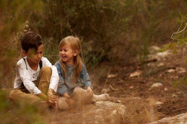 İki küçük çocuklar ve kız birlikte. Kız elbise sarılma çocuk. Aile ilişkileri kavramı.