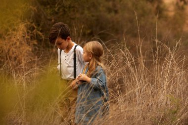 Kız ve erkek kardeşim dışında oynarken