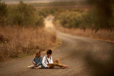 Kız ve erkek kardeşim yolda oynuyorlar