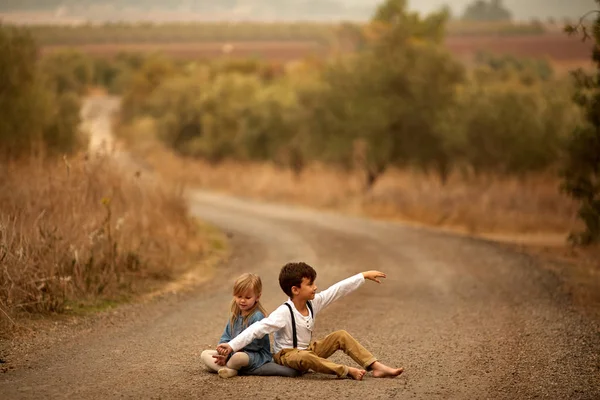 Frère et sœur marchant sur un sentier forestier — Photo