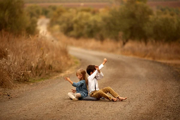 Segurando as mãos, pôr do sol, prado, criança, luz solar — Fotografia de Stock