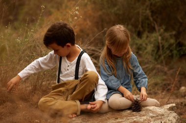 çim döşeme 2 çocuk.