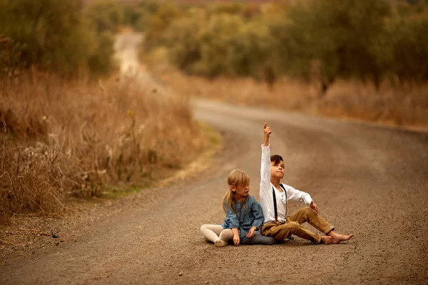 Bratr a sestra podzim road — Stock fotografie