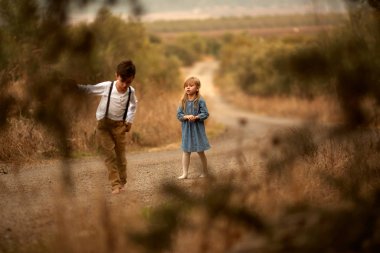 Kız ve erkek kardeşim sonbahar yol