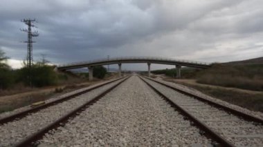 Günbatımı terk edilmiş tren yolda