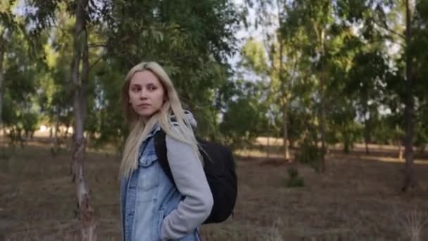 Schattig hipster wit meisje lopen vuil trail — Stockvideo