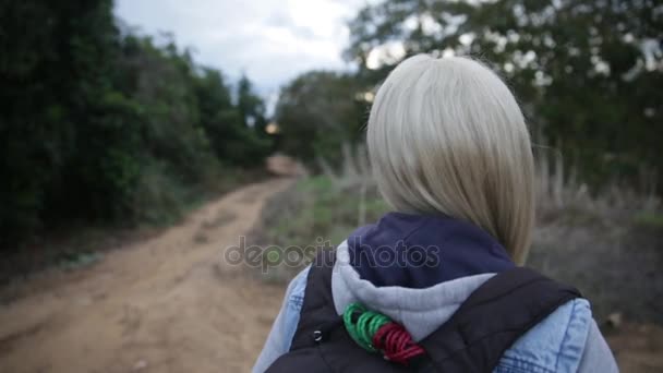 Mochilero Mujer caminando por el camino — Vídeo de stock