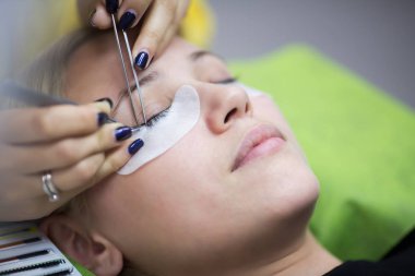 Kirpik uzatma yordamda Güzellik Salonu.