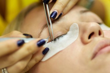 Uzun kirpikli kadın gözü. Kirpik Uzantısı