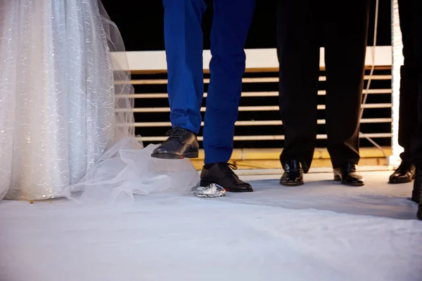 Yahudi bir düğünde bir cam kırma damat