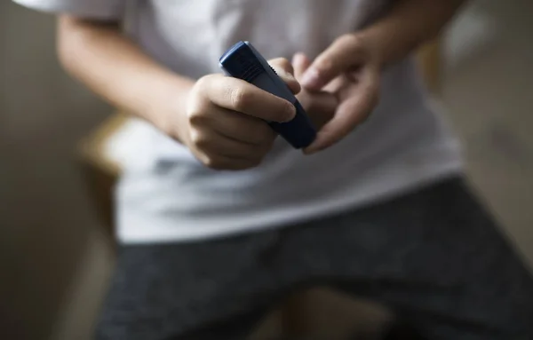 Médecine, diabète, glycémie, soins de santé et concept humain - gros plan du doigt masculin avec une bande de test — Photo