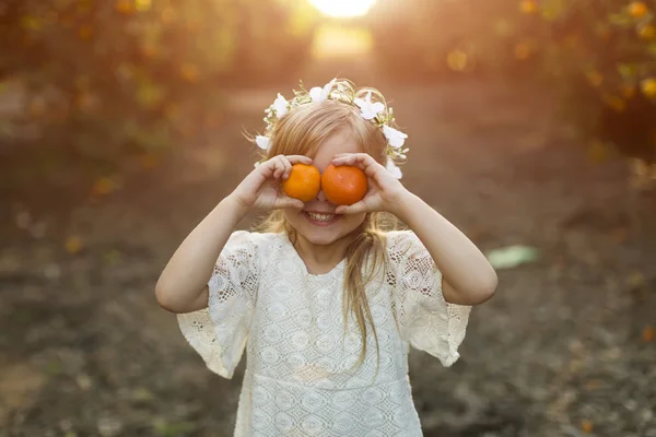 Malá dívka s pomeranči — Stock fotografie