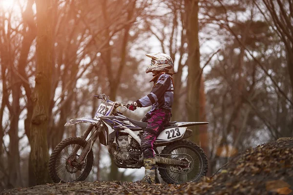 Profi-Motocross mit dem Motorrad auf dem Berg im Wald — Stockfoto