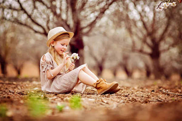 Glad liten tjej att ha kul på park — Stockfoto