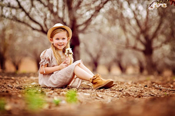 Glad liten tjej att ha kul på park — Stockfoto