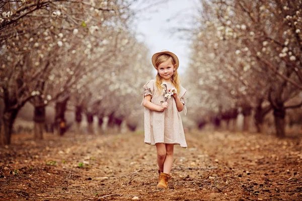 Весела маленька дівчинка на природі м'якого світлого портрета — стокове фото