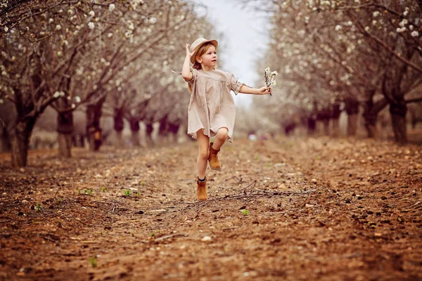 在公园小径上奔跑的小微笑女孩 — 图库照片