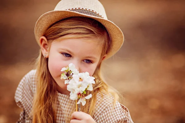 Tourné d'une jolie fille aux cheveux roux ayant un repos en plein air . — Photo