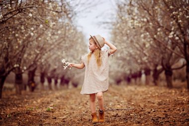 Çocuk nostaljik alanında dans