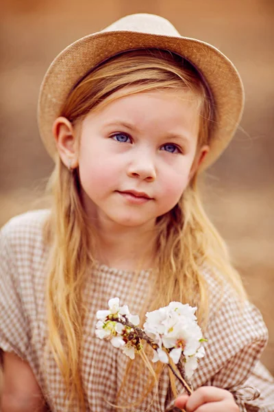 Χαριτωμένο κοριτσάκι στο λιβάδι την καλοκαιρινή μέρα — Φωτογραφία Αρχείου