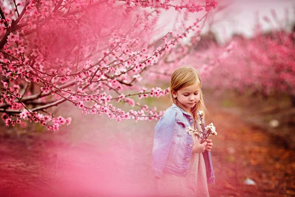 Młoda piękna dziewczyna z kapeluszem w pole i kwiaty zabawy na wakacje — Zdjęcie stockowe