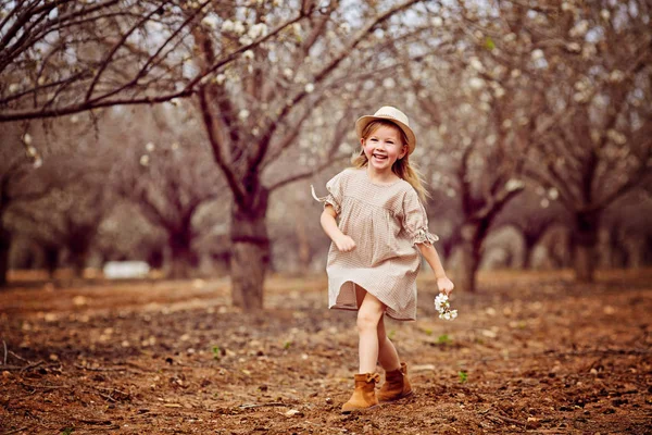 Portrait d'été d'enfant mignon heureux — Photo