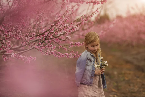 Smyslnost. Happy krásná mladá dívka relaxační park blossom. — Stock fotografie