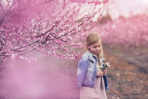 Malá holčička v divoké květiny věnec chůzi na cestě naboso — Stock fotografie