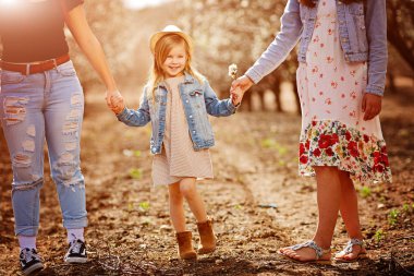 Yaz aylarında üç mutlu çocuk