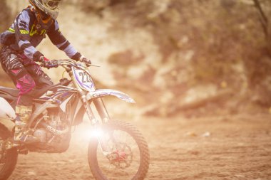 Motokros, enduro binici toprak yolda. Aşırı off-road yarış. Hard enduro motosiklet. Orman onun arkasında.